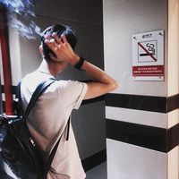 开心的头像男生