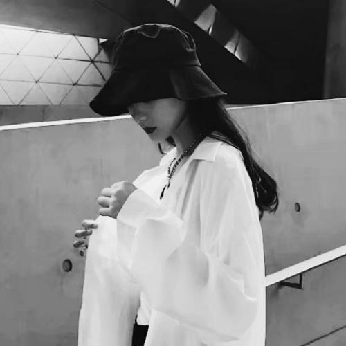 手机挡脸女生头像