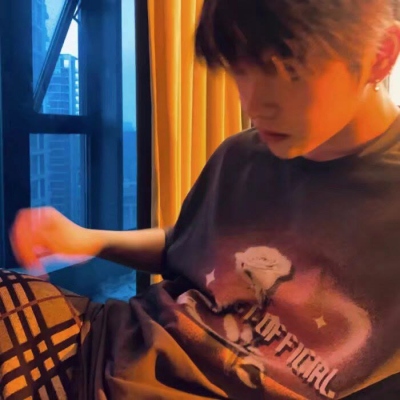 头像男真人拿手机