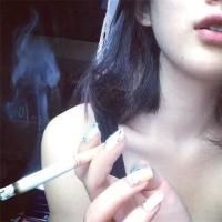 蓝衣服手遮脸的女头像