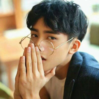 丧系头像强颜欢笑男